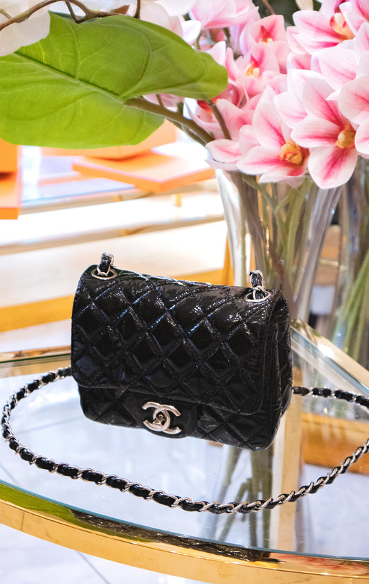 Chanel Micro Flap Bag Schwarz & Lackleder