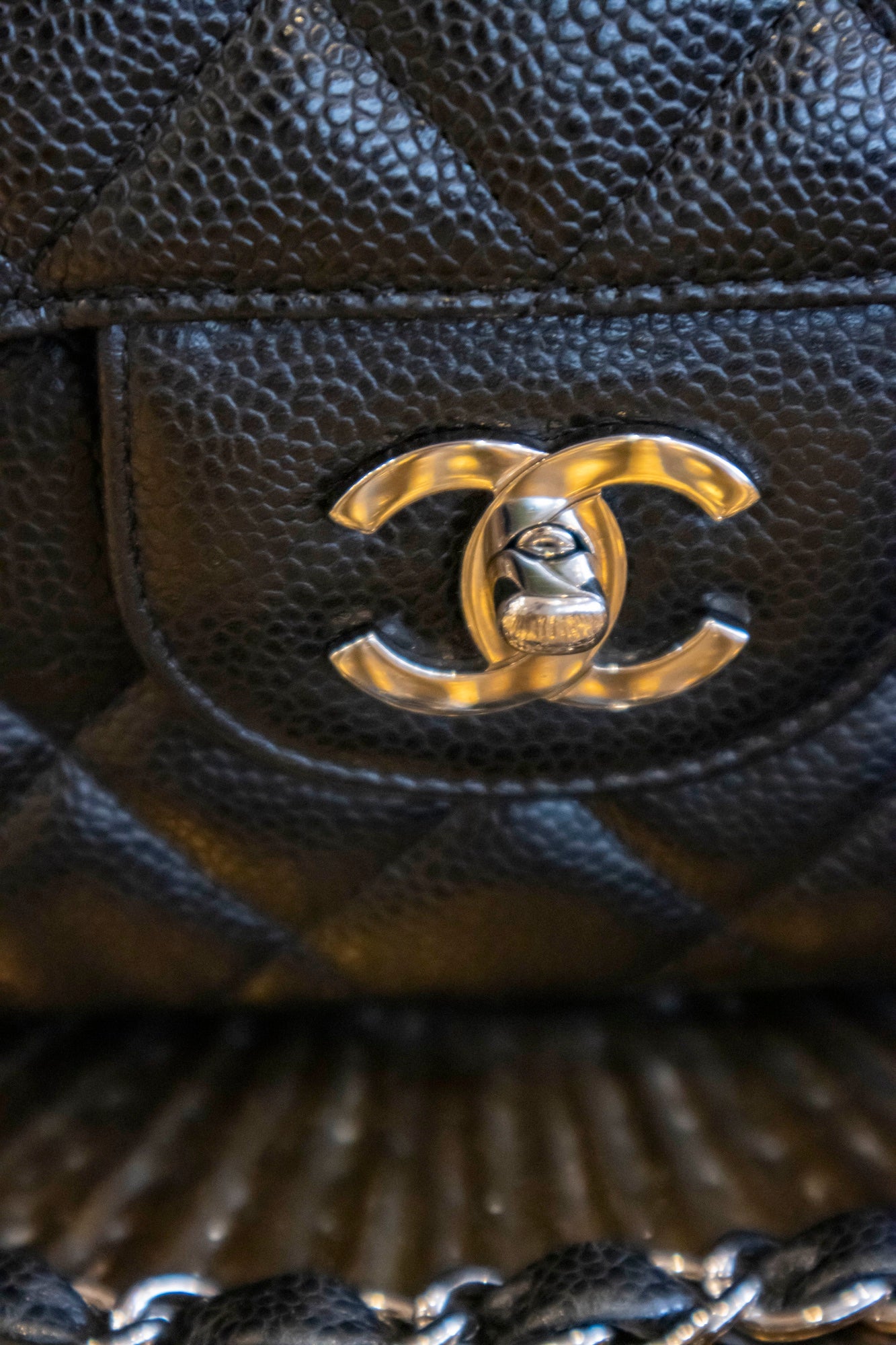Chanel - Caviar Quilted Double Flap Jumbo Schwarz