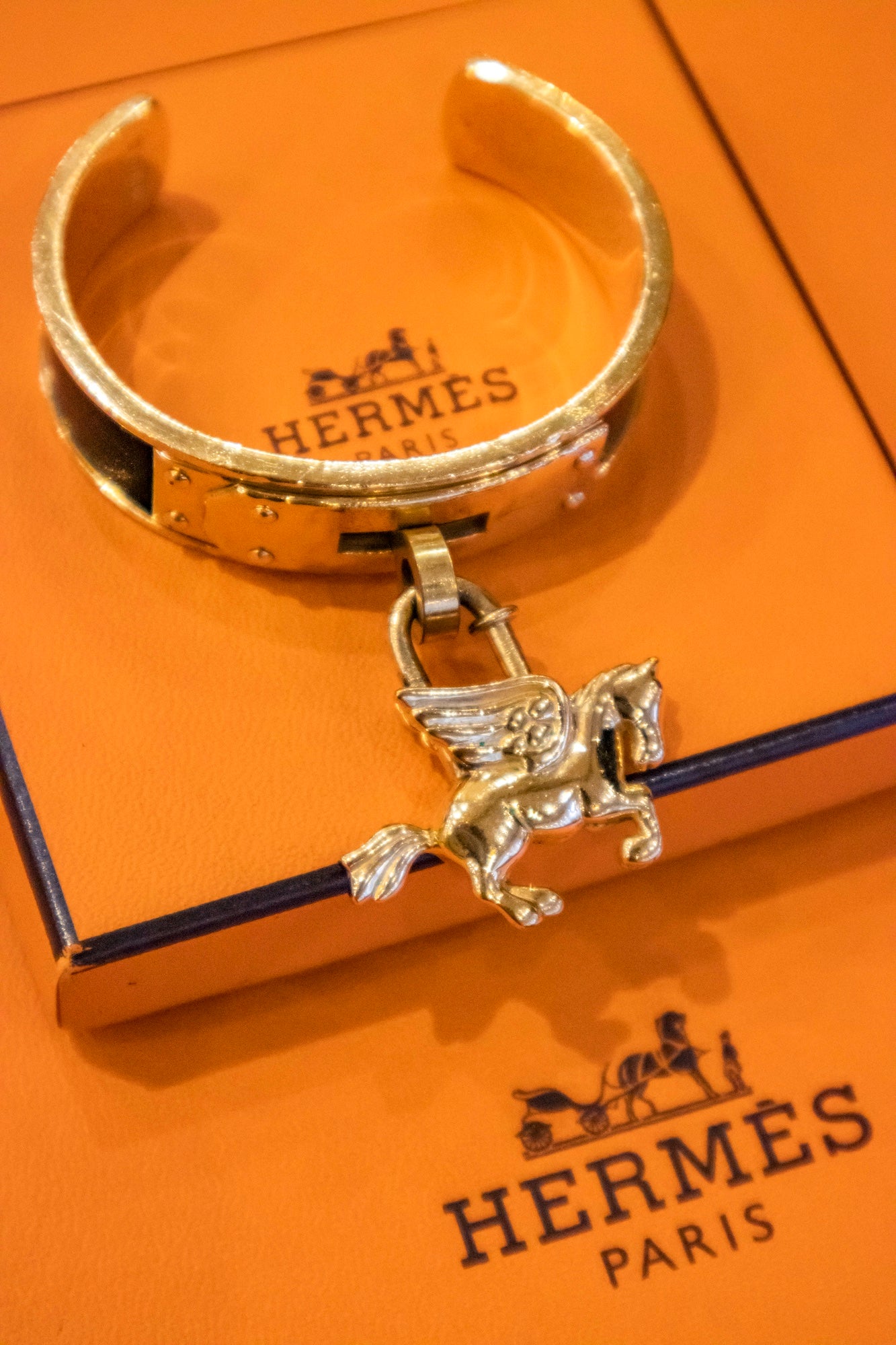 Hermès - Kelly Armreif schwarz mit Cadenas Pegasus Gold