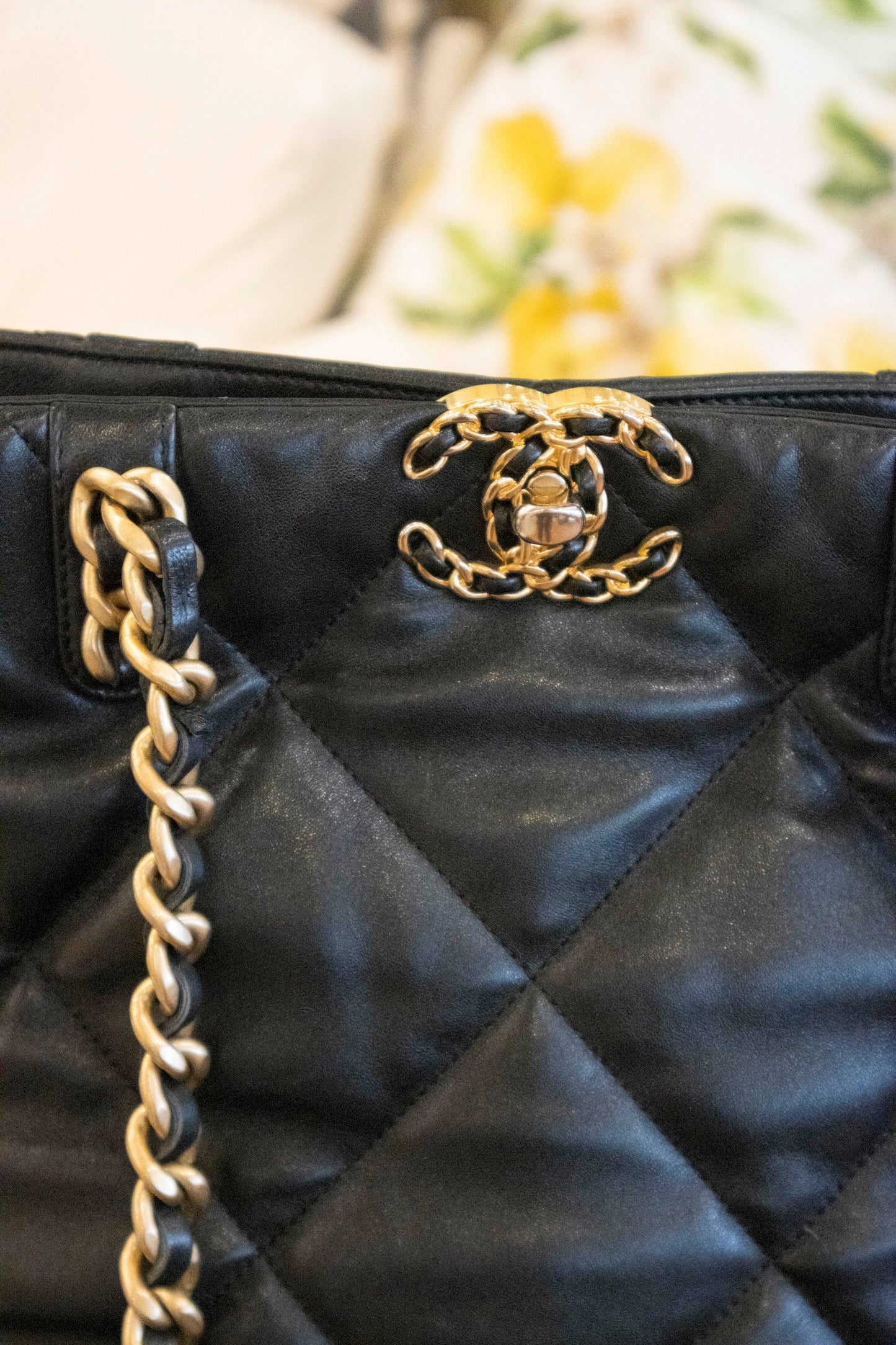 Chanel - 19 Shopping Tote Lammleder schwarz