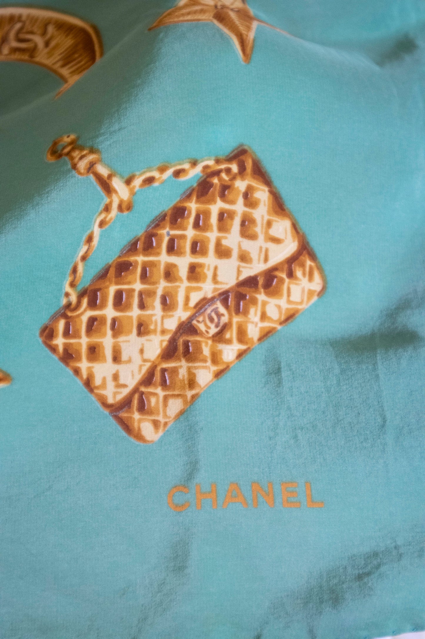 Chanel - Seidentuch grün mit goldfarbenen Chanel Taschen