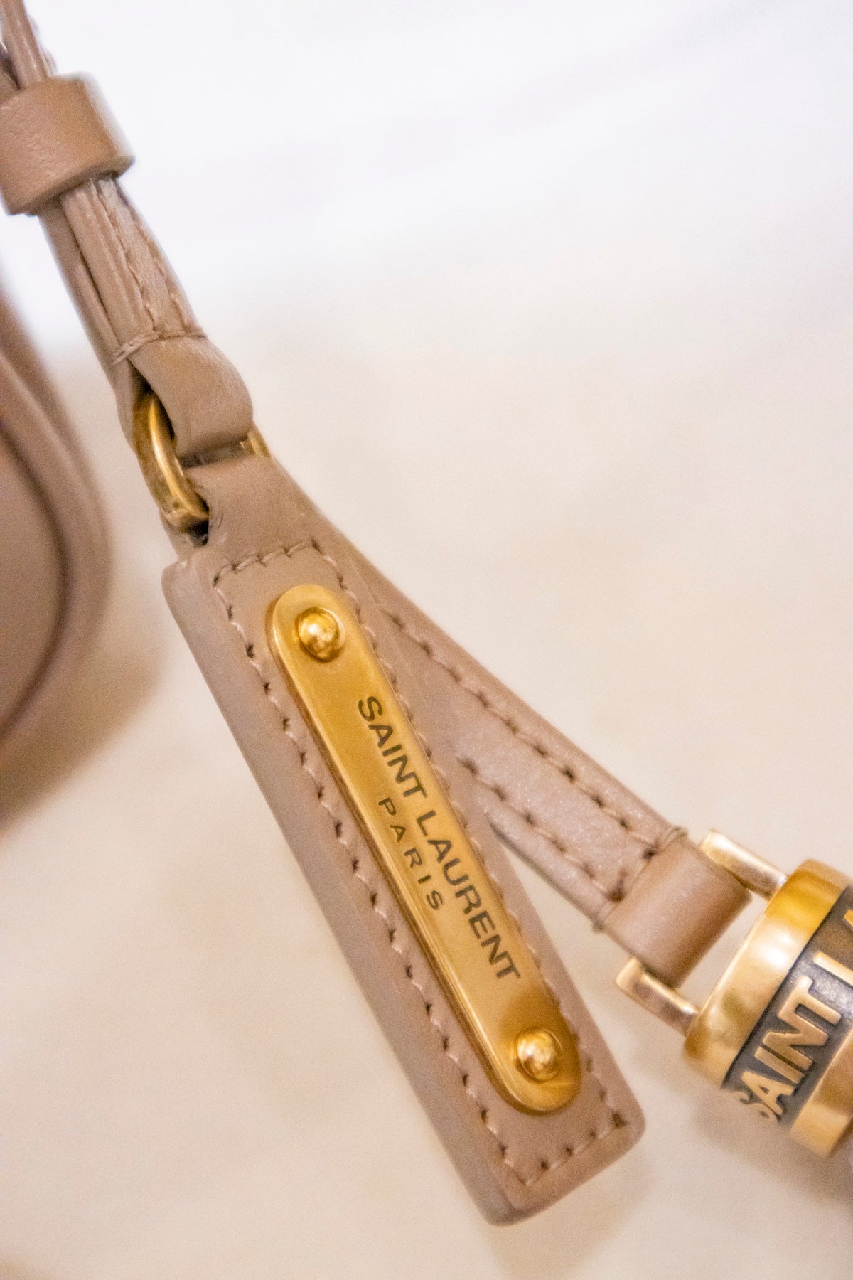 Saint Laurent - Leder Crossbody Bag Puder Goldene Hardware