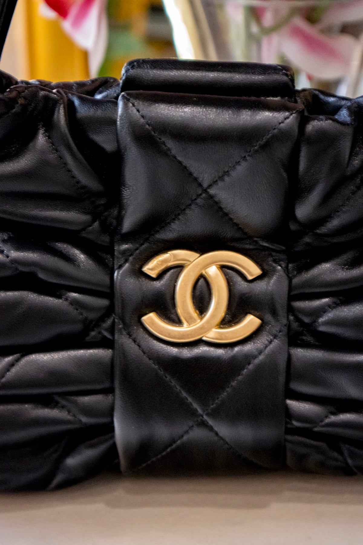Chanel - CC Bow Chain Schultertasche aus gestepptem Leder schwarz Goldene Hardware