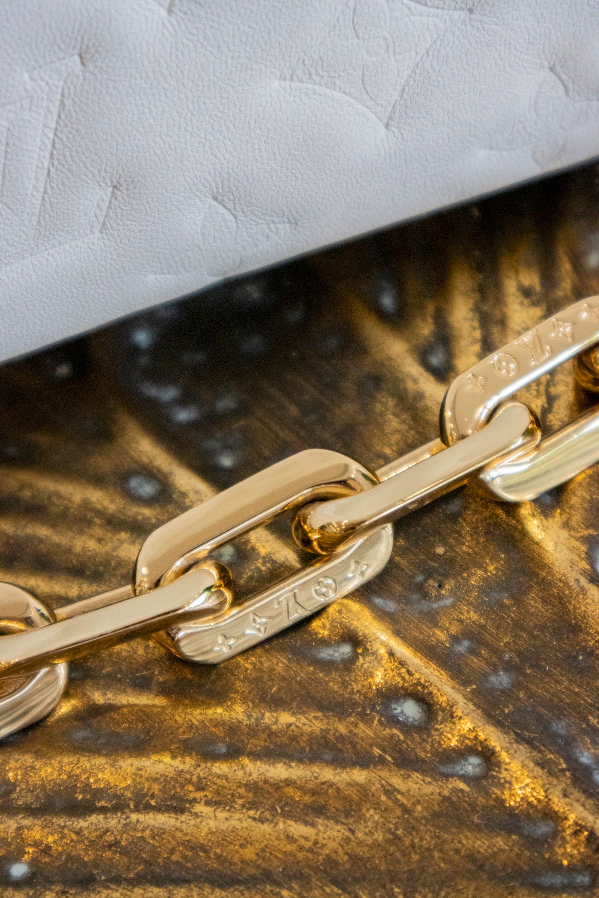 Louis Vuitton - Coussin weiss Lammleder Monogram Motiv