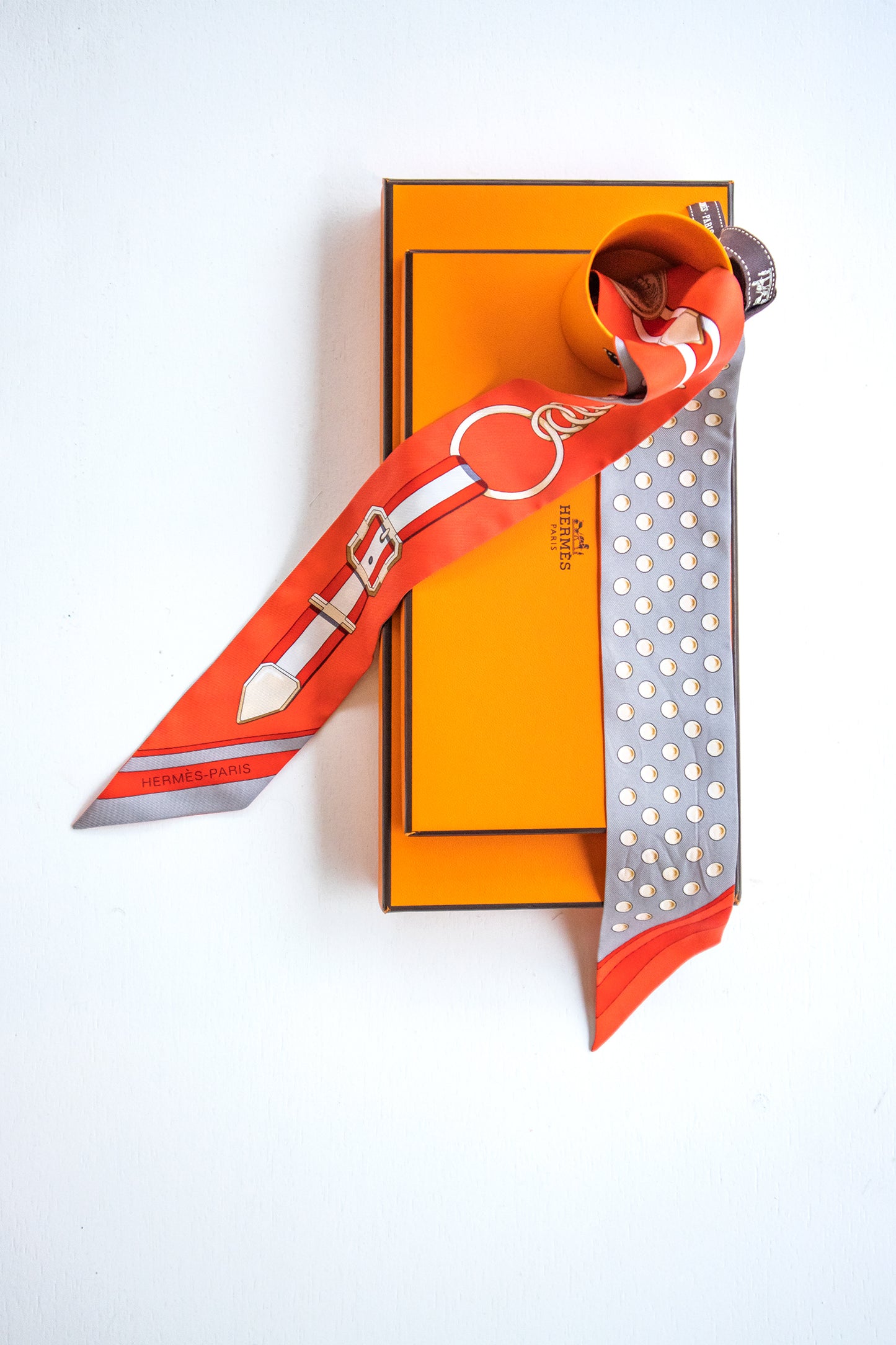 Hermès - Twilly Seide Orange und Grau mit Punkten