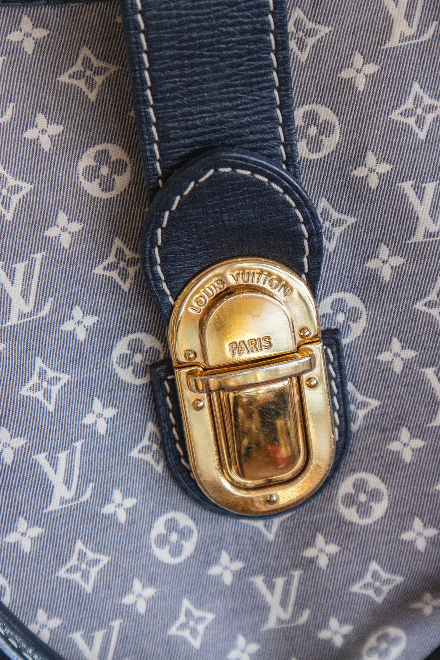 Louis Vuitton - Cross Body Handtasche Denim grau Goldene Hardware