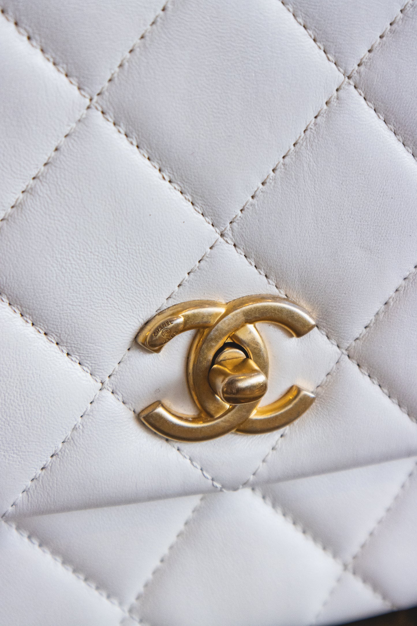 Chanel - CC Single Flap Tasche in Weiß mit goldfarbener Hardware