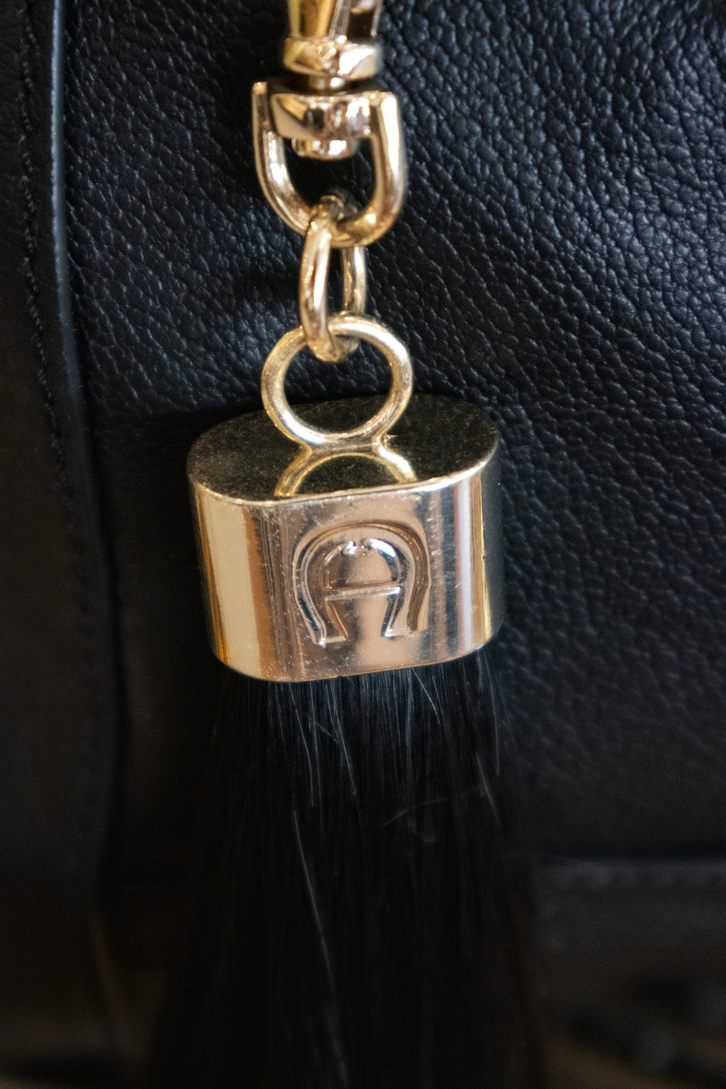 Aigner – Handtasche in Schwarz