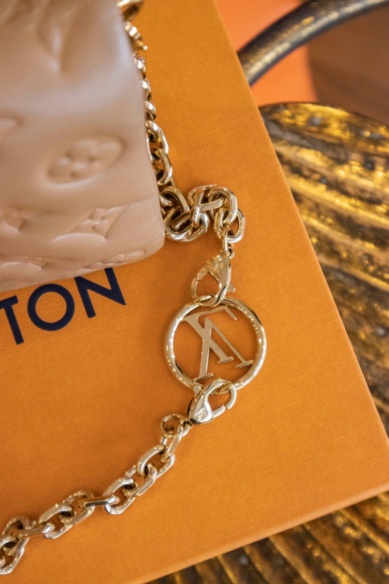 Louis Vuitton - Pochette Coussin aus Leder in Camel