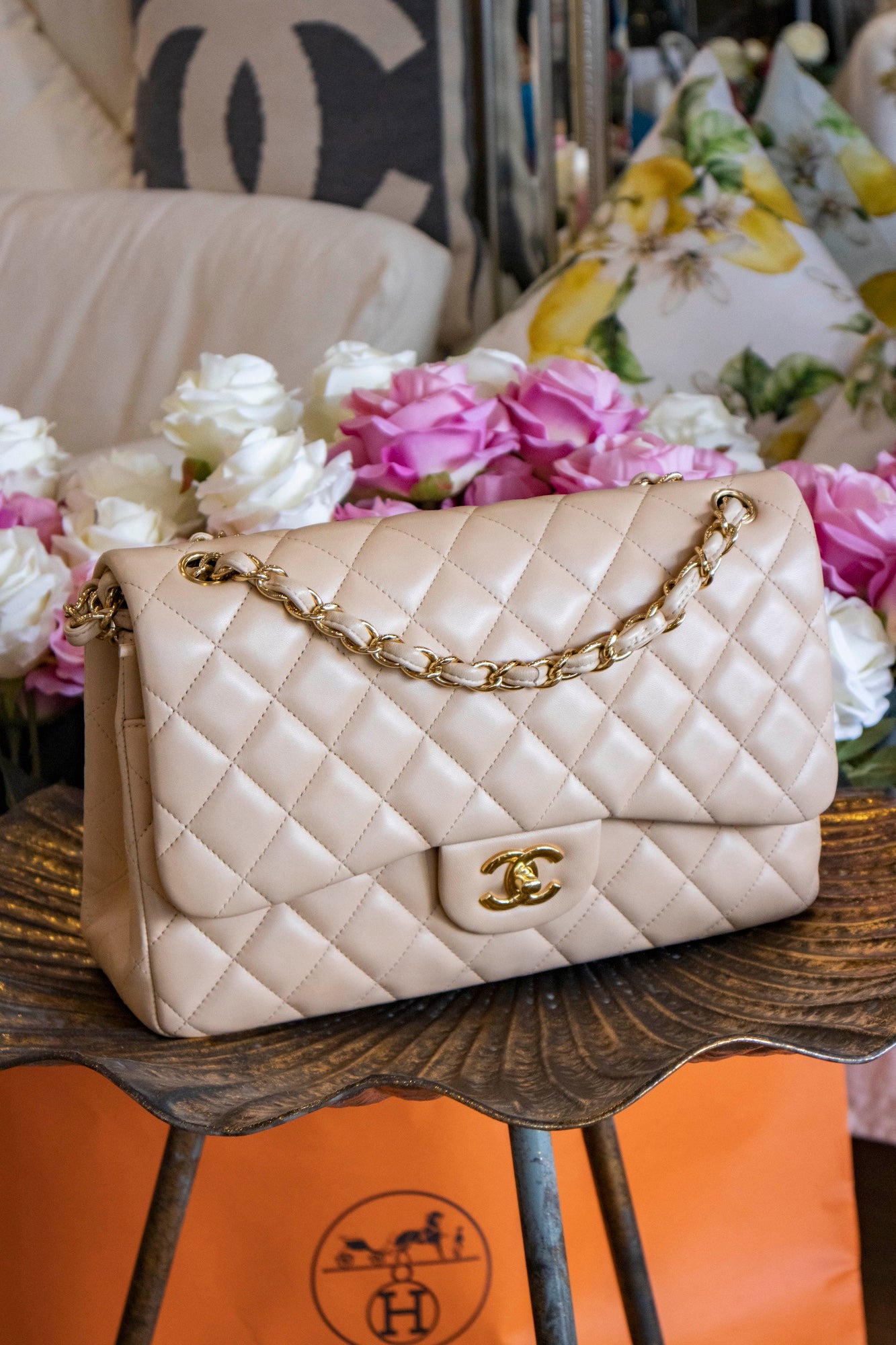 Chanel - Jumbo Classic Doppelklappe Tasche aus Lammfell in Beige