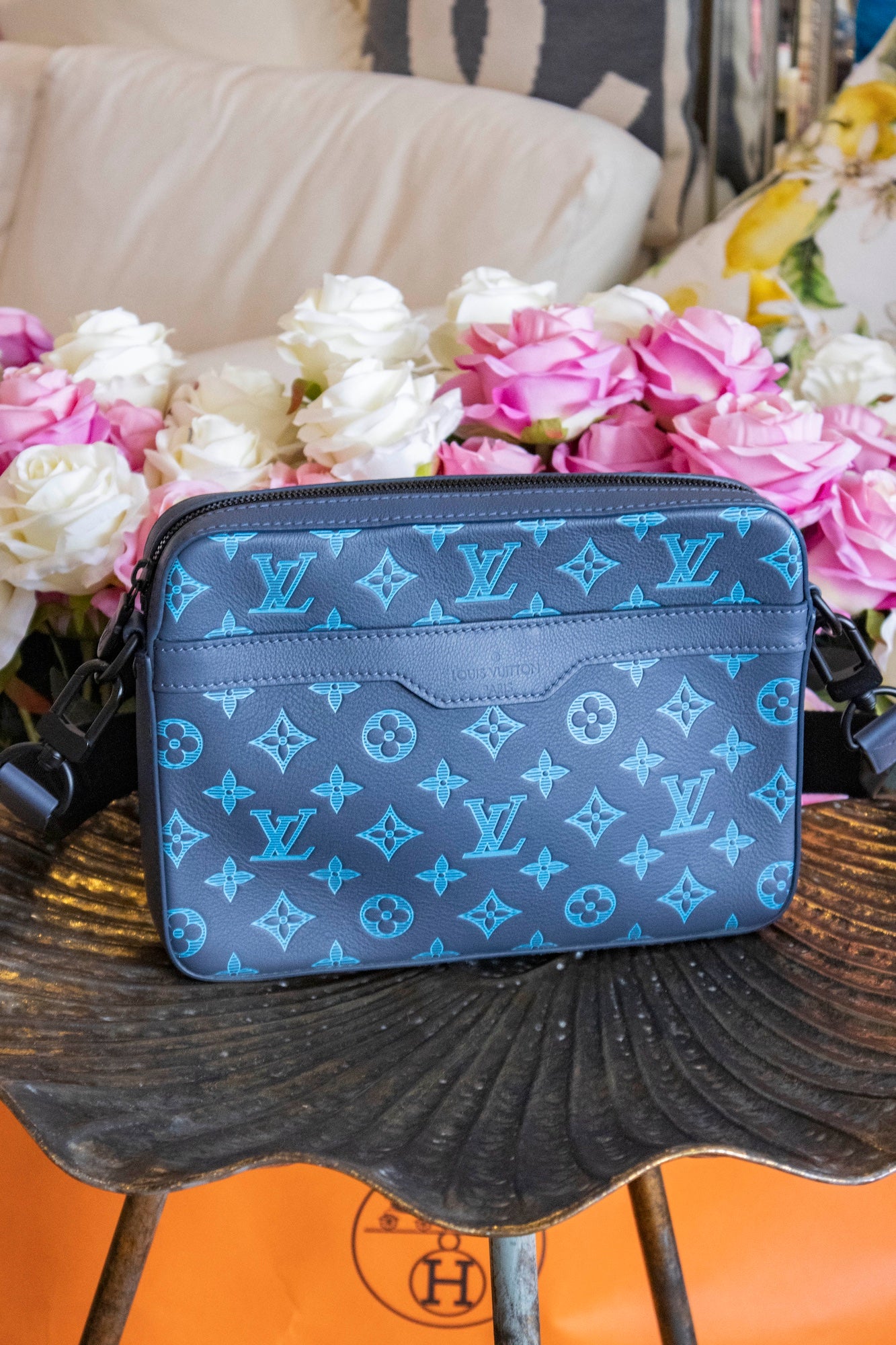Louis Vuitton - Duo Messenger aus Monogram Shadow Leder in Blau