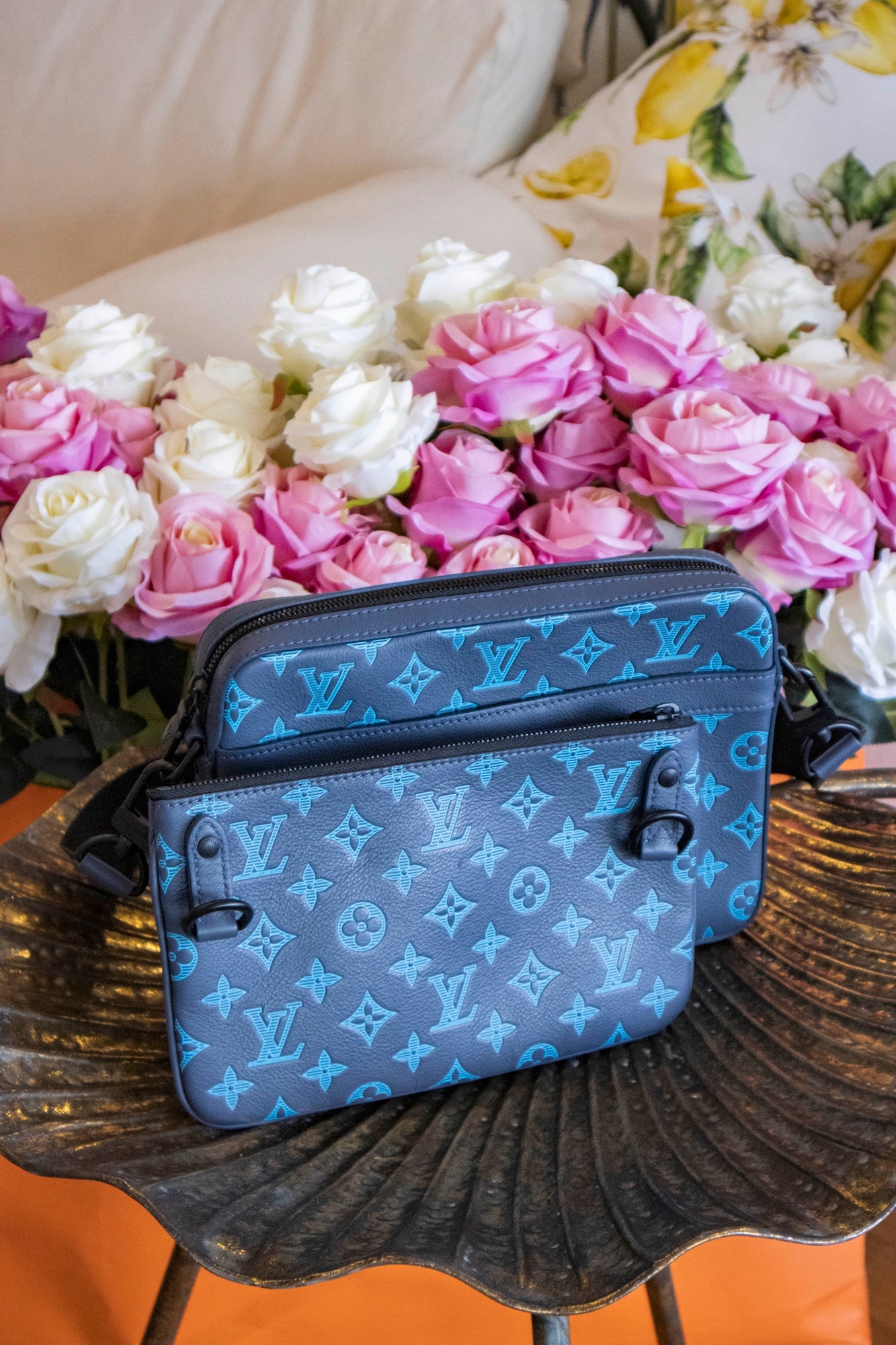 Louis Vuitton - Duo Messenger aus Monogram Shadow Leder in Blau