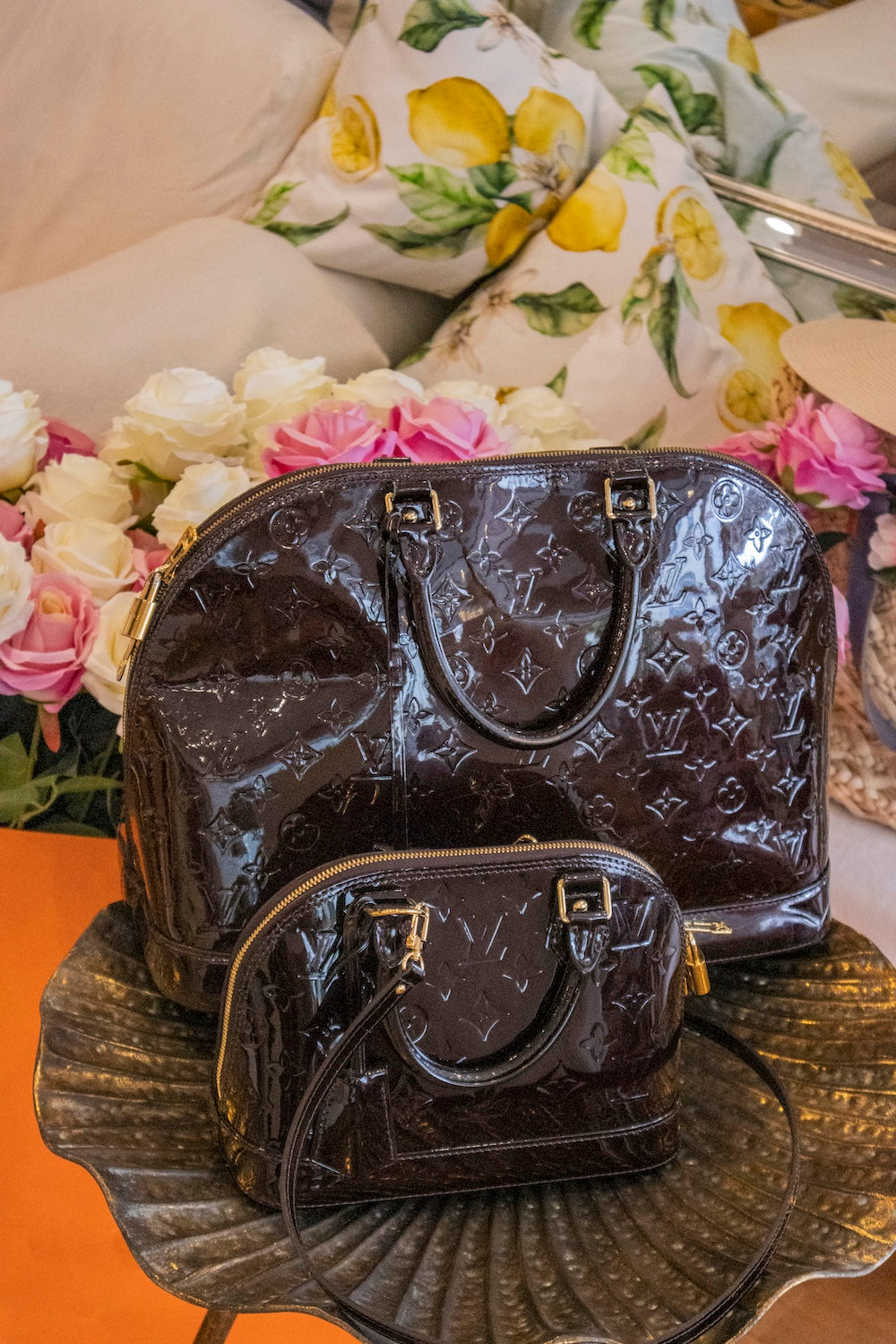 Louis Vuitton - Alma BB Lackleder Handtasche Bordeaux