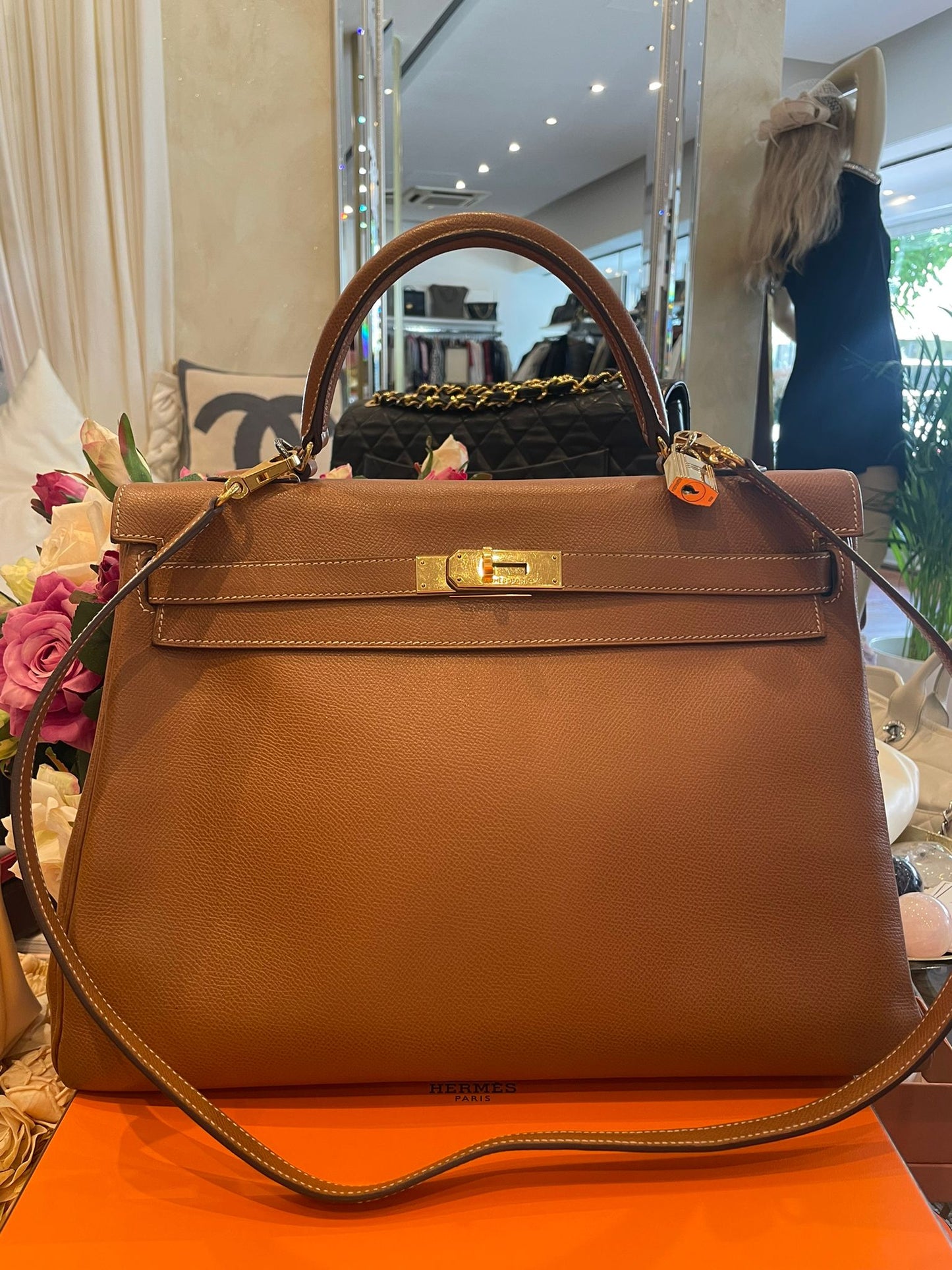 Hermès - Kelly Bag 35 Gold Courchevel Leder Goldene Hardware Blindstamp G im Quadrat