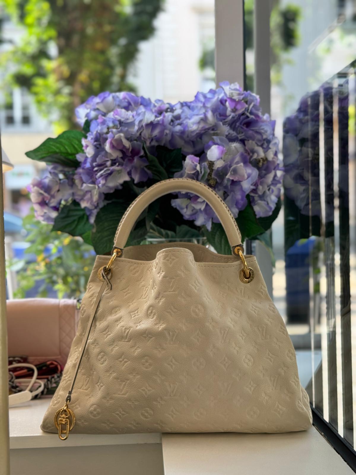 Louis Vuitton - Artsy MM Monogram Empreinte Leder Creme