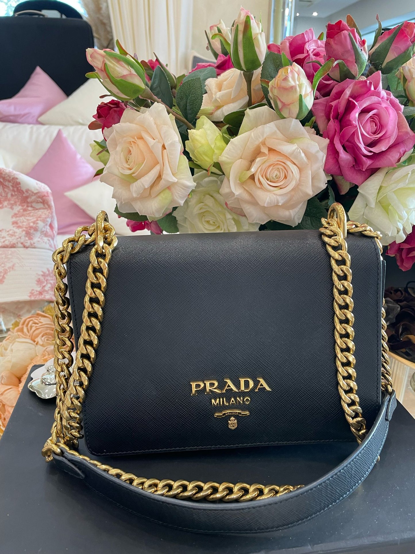 Prada - Cross Body Tasche schwarz mit goldener Hardware