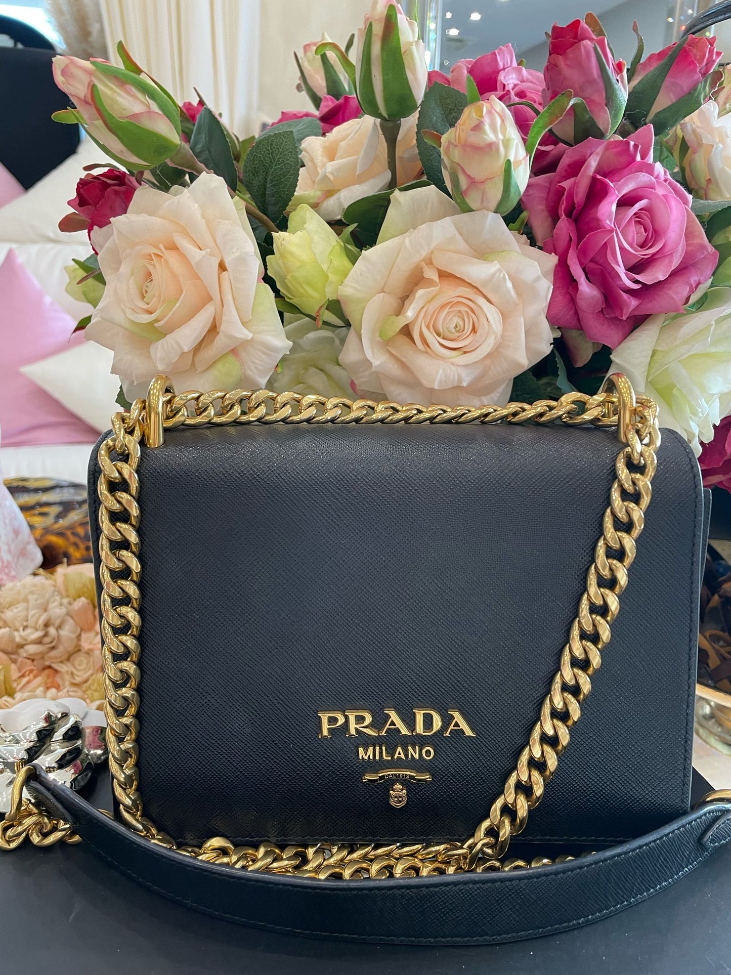 Prada - Cross Body Tasche schwarz mit goldener Hardware