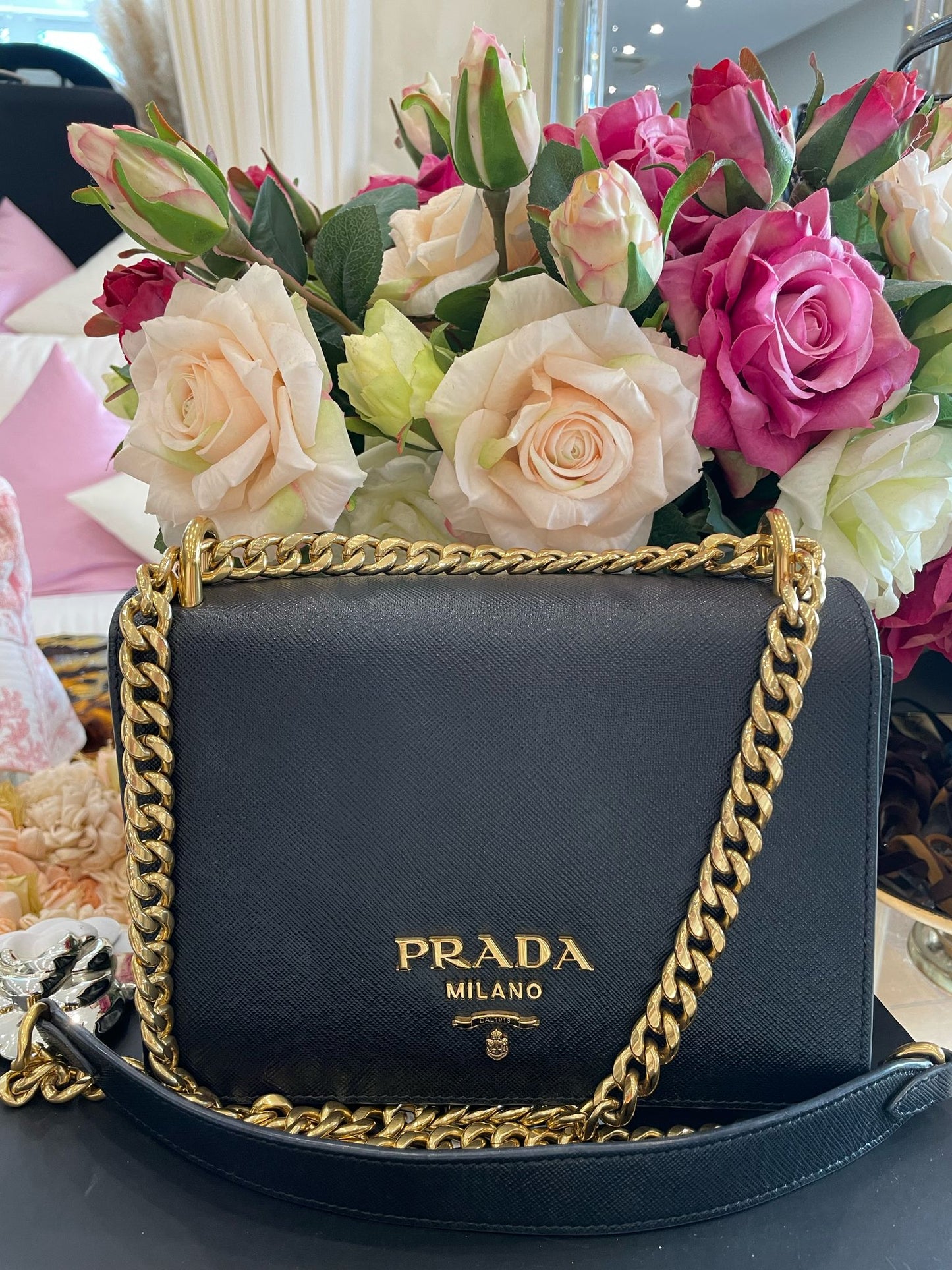 Prada - Cross Body Tasche schwarz mit goldener Hardware