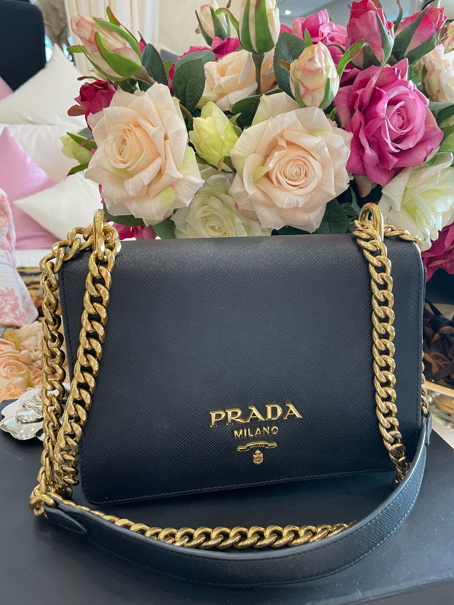 Prada - Cross Body Tasche schwarz mit goldener Hardware