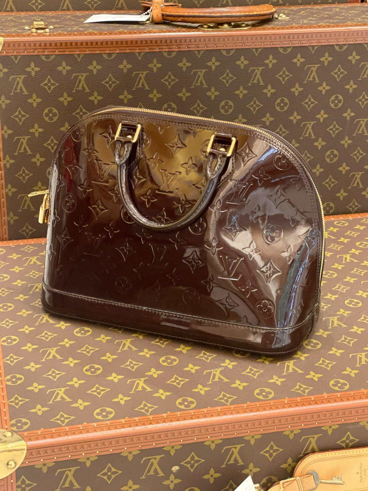Louis Vuitton - Alma PM Monogram Vernis Leder Amaranth