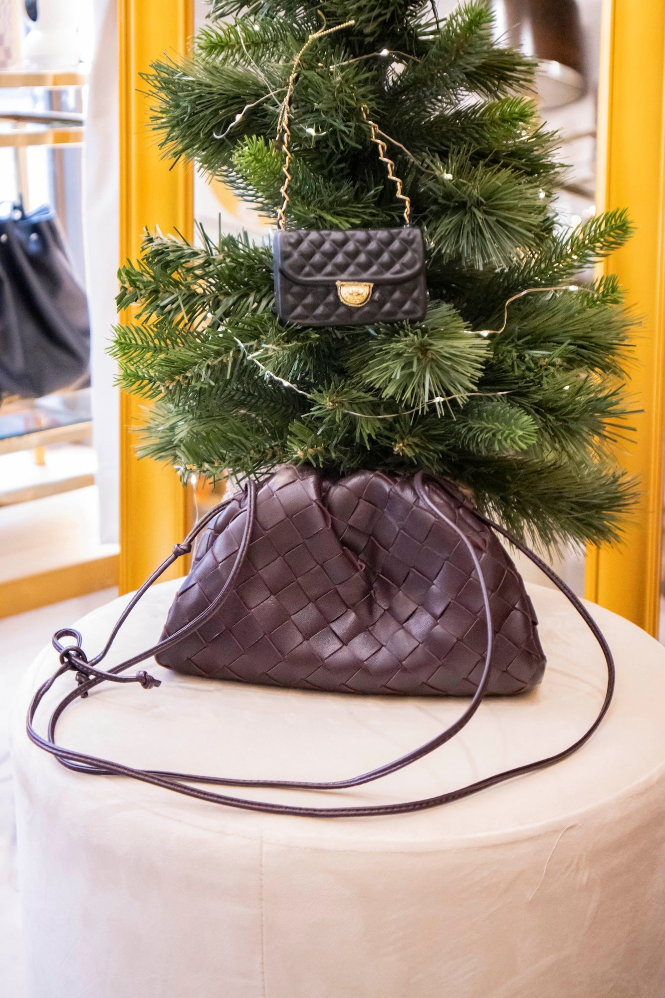 Bottega Veneta - Dustbag aus Leder in Bordeauxrot