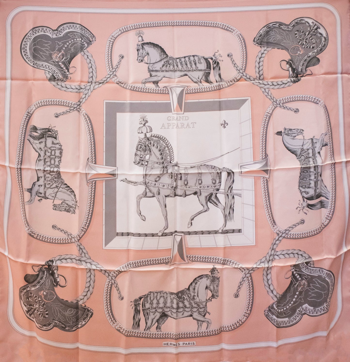Hermès - Carré 90 "Grand Apparat" Horse Pink Seidentuch