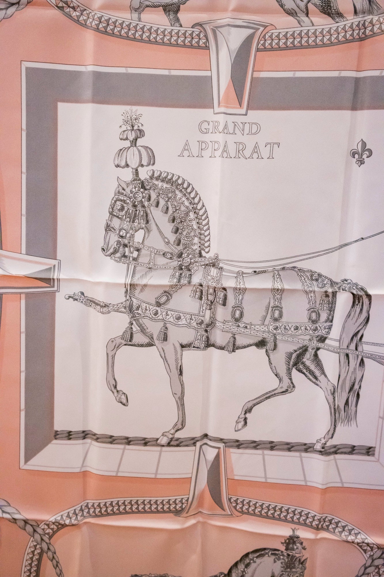 Hermès - Carré 90 "Grand Apparat" Horse Pink Seidentuch