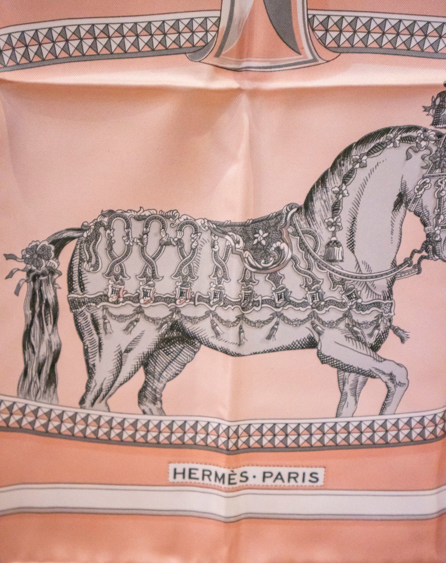 Hermès - Carré 90 "Grand Apparat" Horse Pink Seidentuch