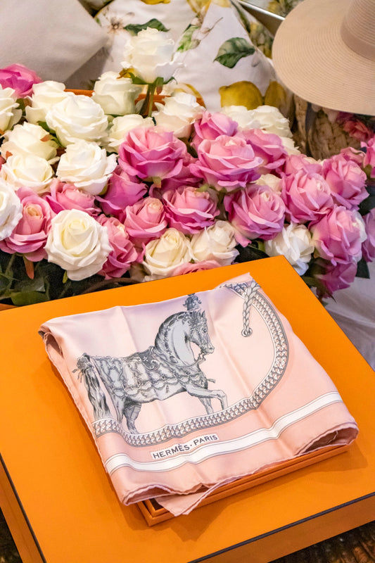 Hermès - Carré 90 "Grand Apparat" Horse Pink Seidentuch