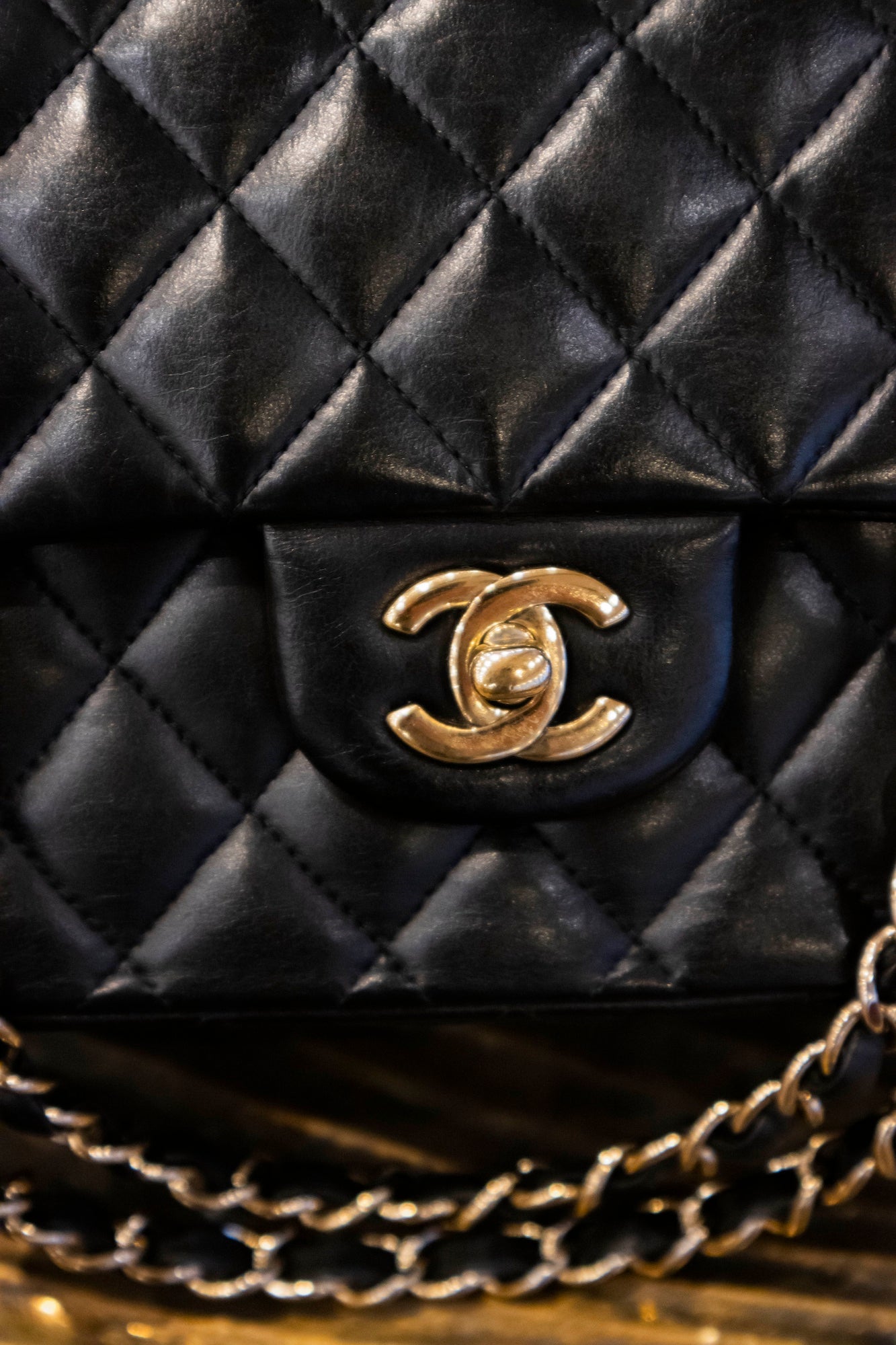 Chanel - Classic Timeless Lammleder & Goldfarbenes Metall Schwarz