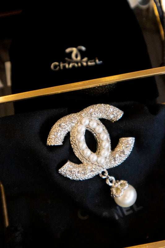 Chanel - Vintage Brosche mit Kristallsteinen und Perlen