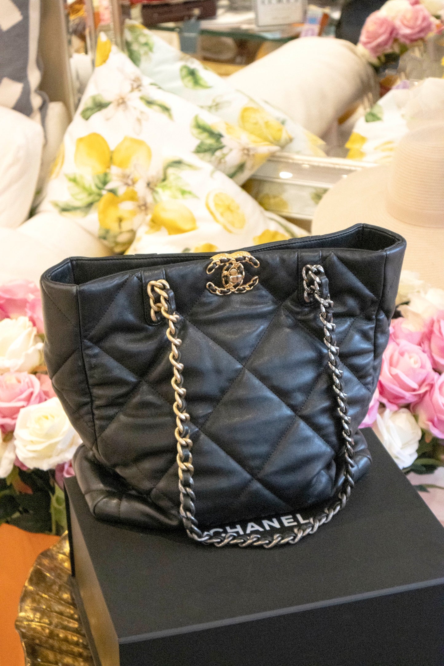 Chanel - 19 Shopping Tote Lammleder schwarz