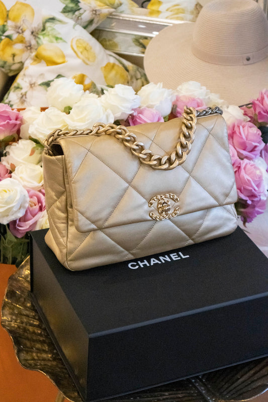 Chanel - 19 Limited Edition Gold