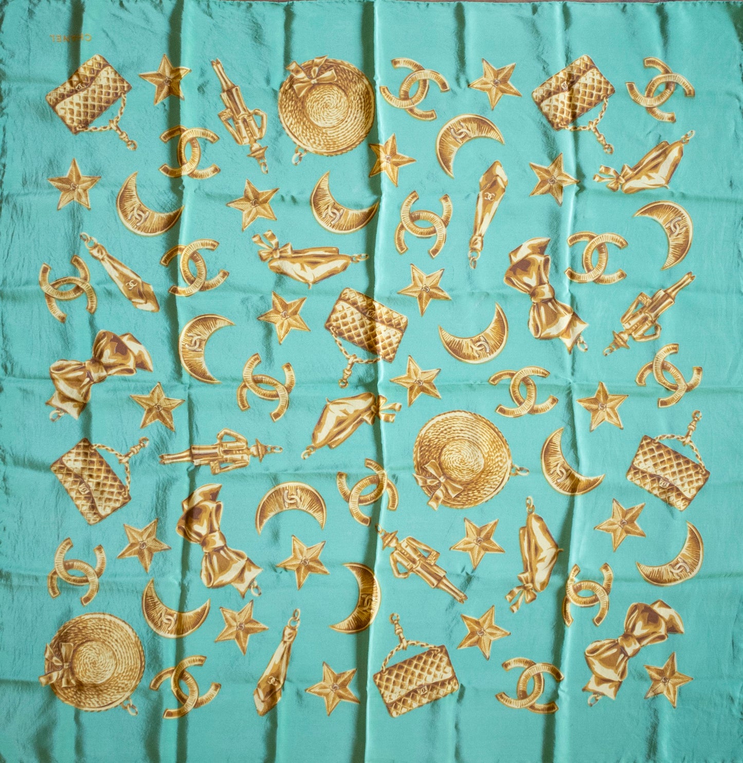 Chanel - Seidentuch grün mit goldfarbenen Chanel Taschen