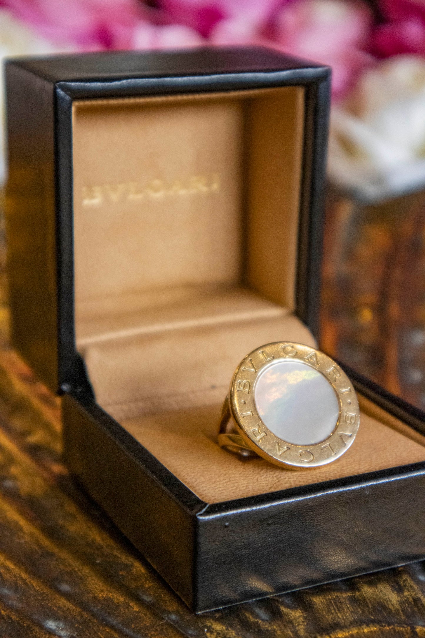 Bulgari - Perlmutt Ring rund 18 Karat Gelbgold