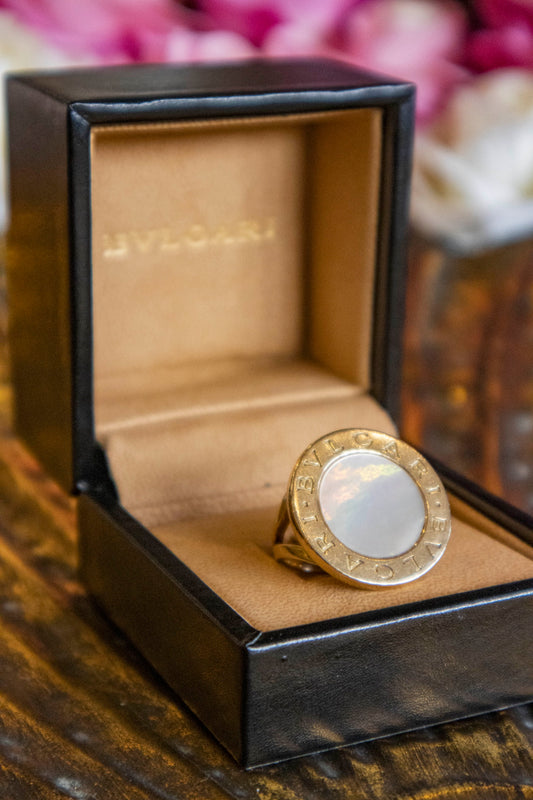 Bulgari - Perlmutt Ring rund 18 Karat Gelbgold