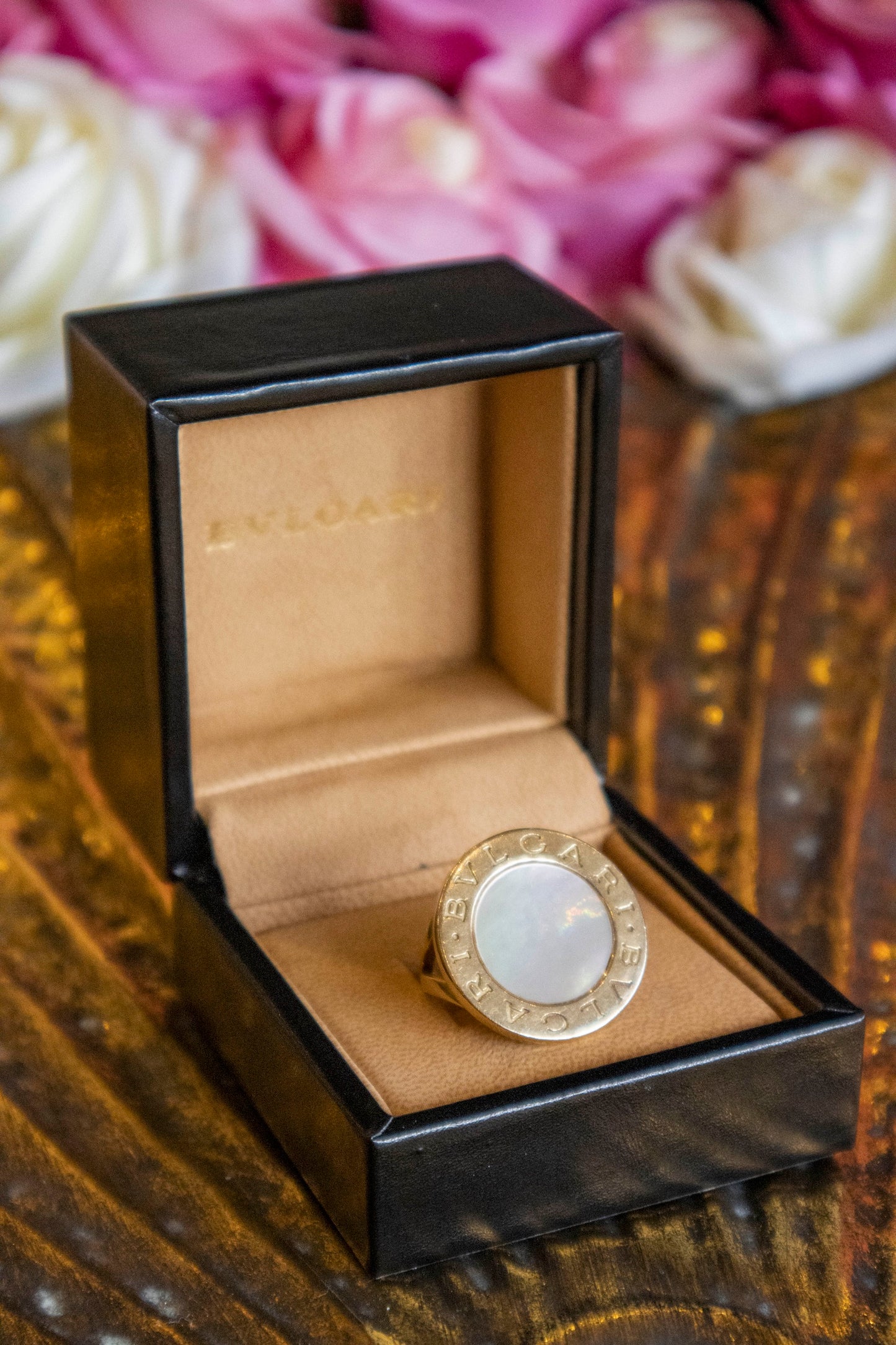 Bulgari - Perlmutt Ring rund 18 Karat Gelbgold