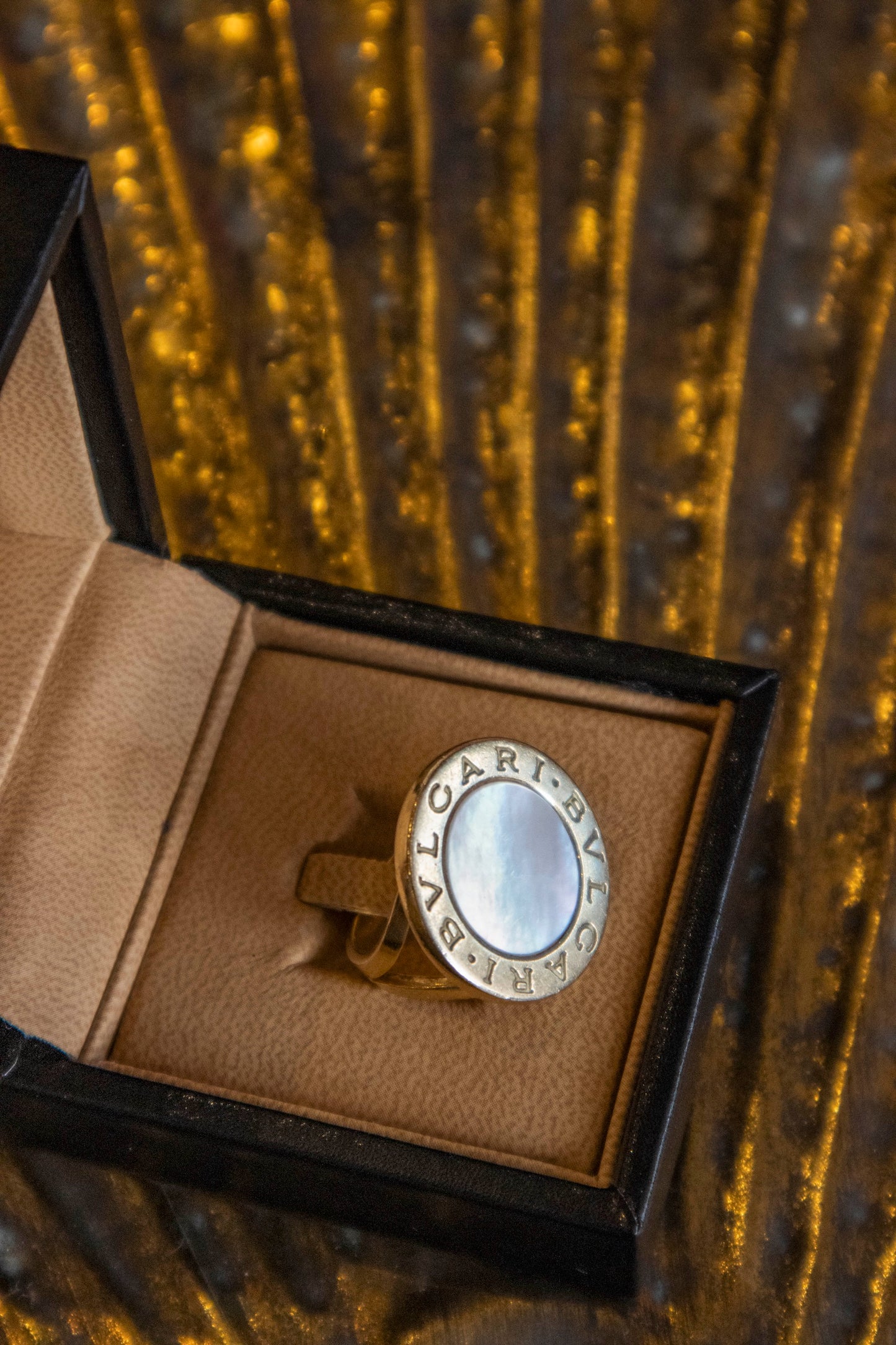Bulgari - Perlmutt Ring rund 18 Karat Gelbgold