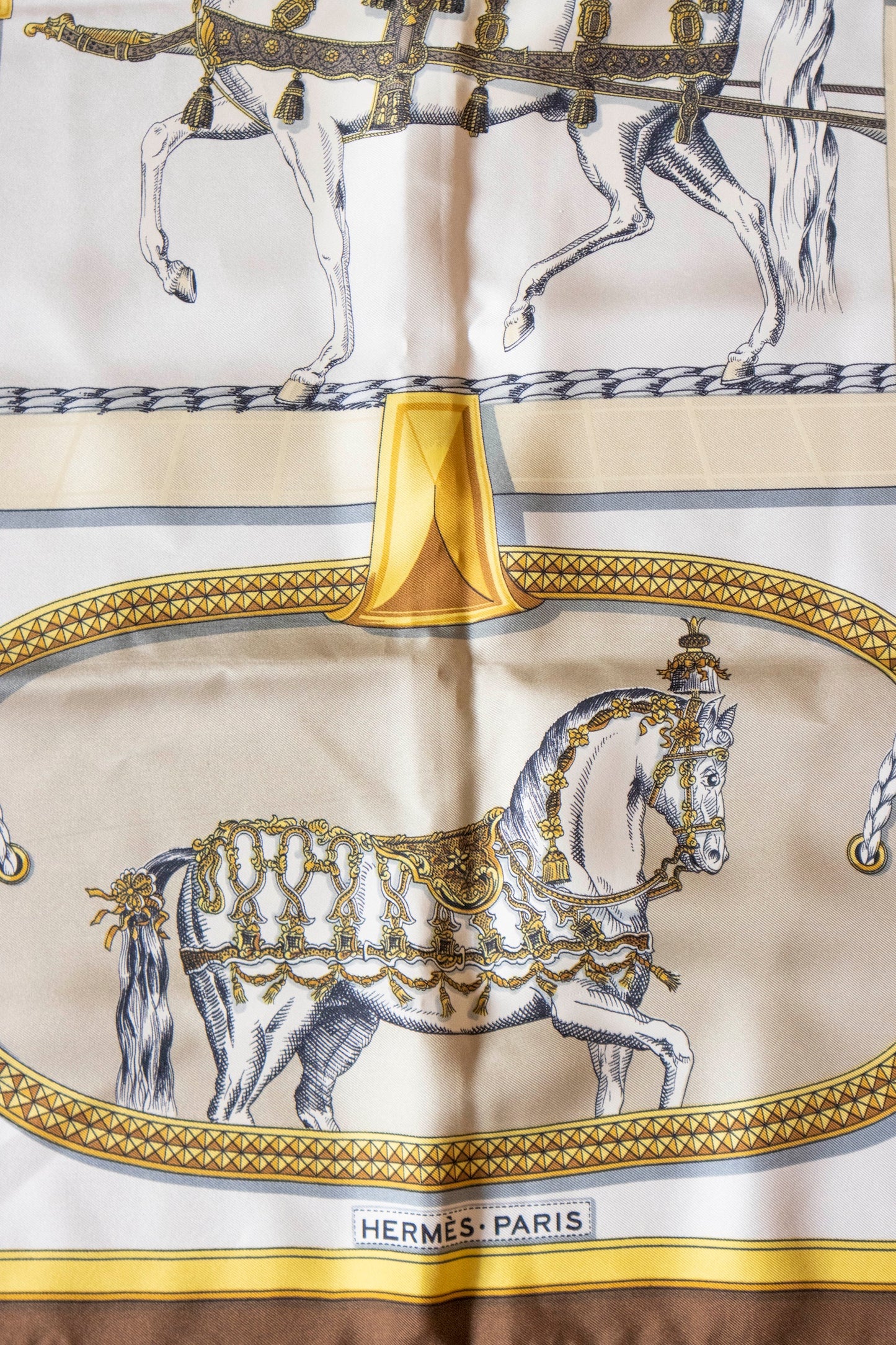 Hermès - Seidentuch Grand Apparat Braun, Weiß und Gold