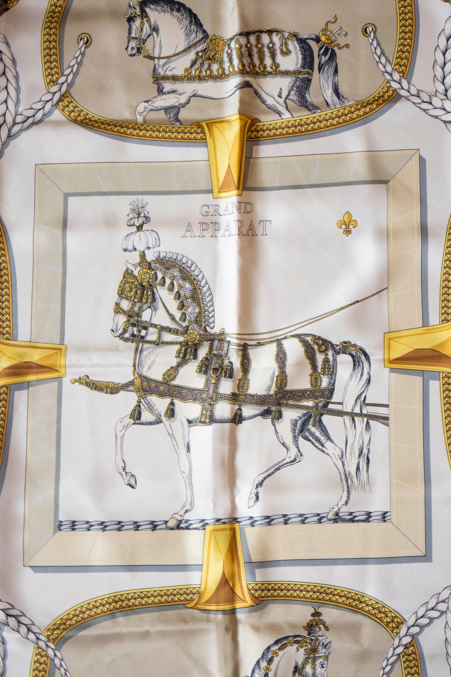 Hermès - Seidentuch Grand Apparat Braun, Weiß und Gold