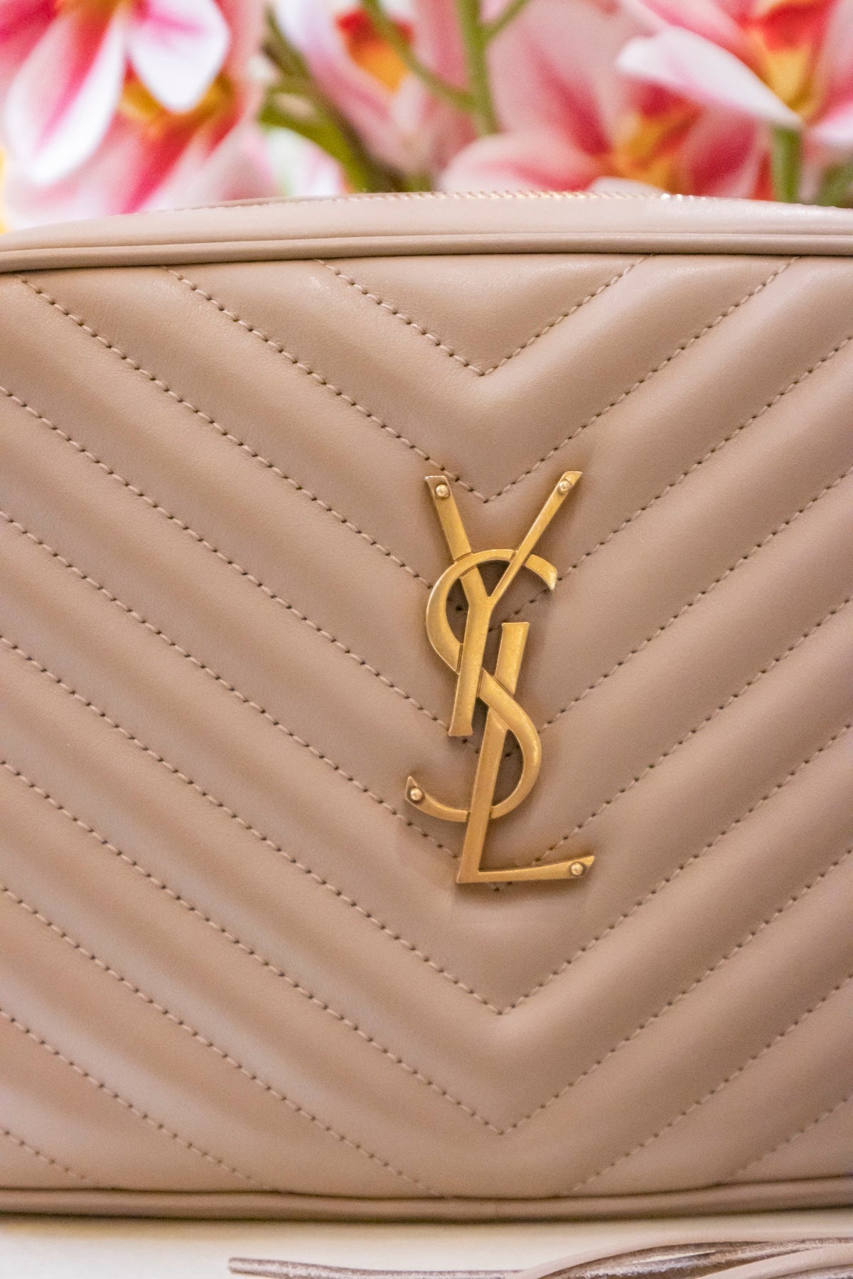 Saint Laurent - Leder Crossbody Bag Puder Goldene Hardware