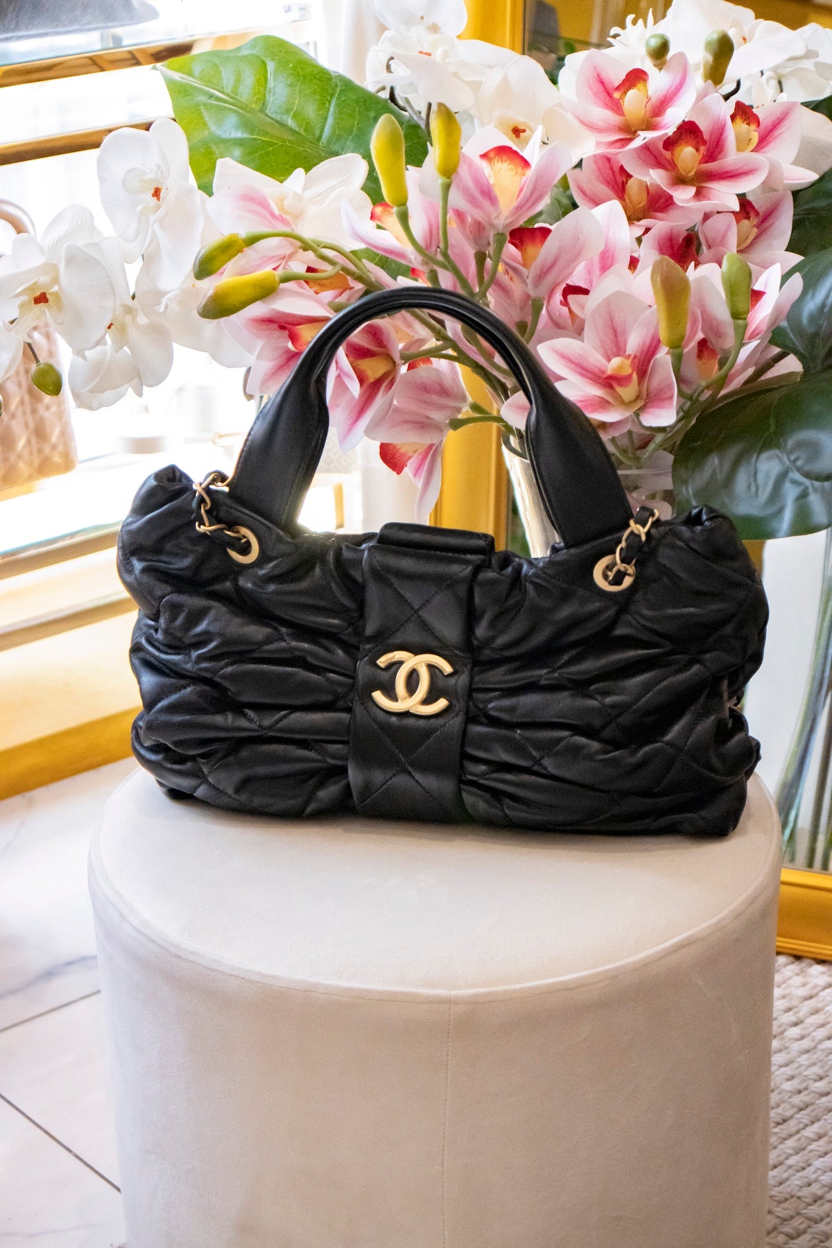 Chanel - CC Bow Chain Schultertasche aus gestepptem Leder schwarz Goldene Hardware