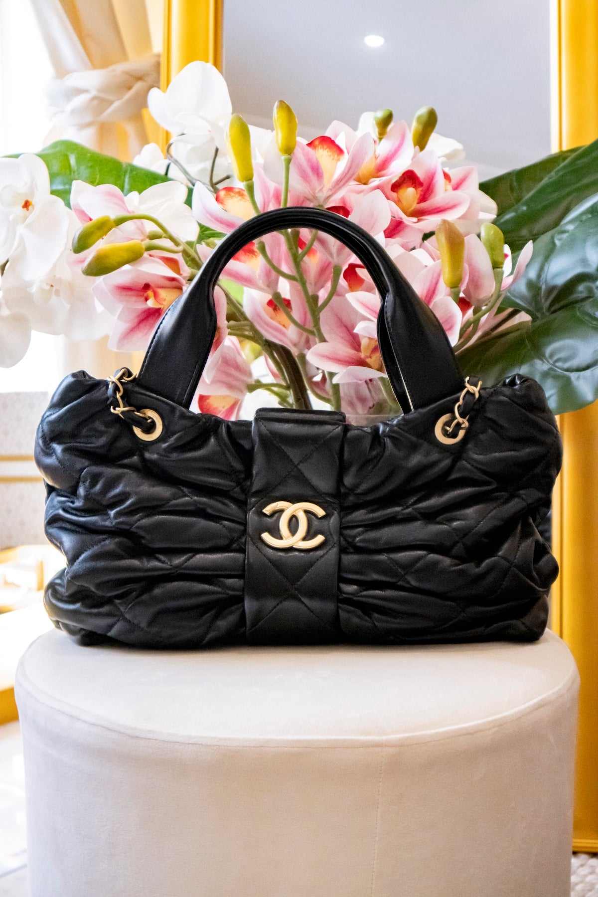 Chanel - CC Bow Chain Schultertasche aus gestepptem Leder schwarz Goldene Hardware