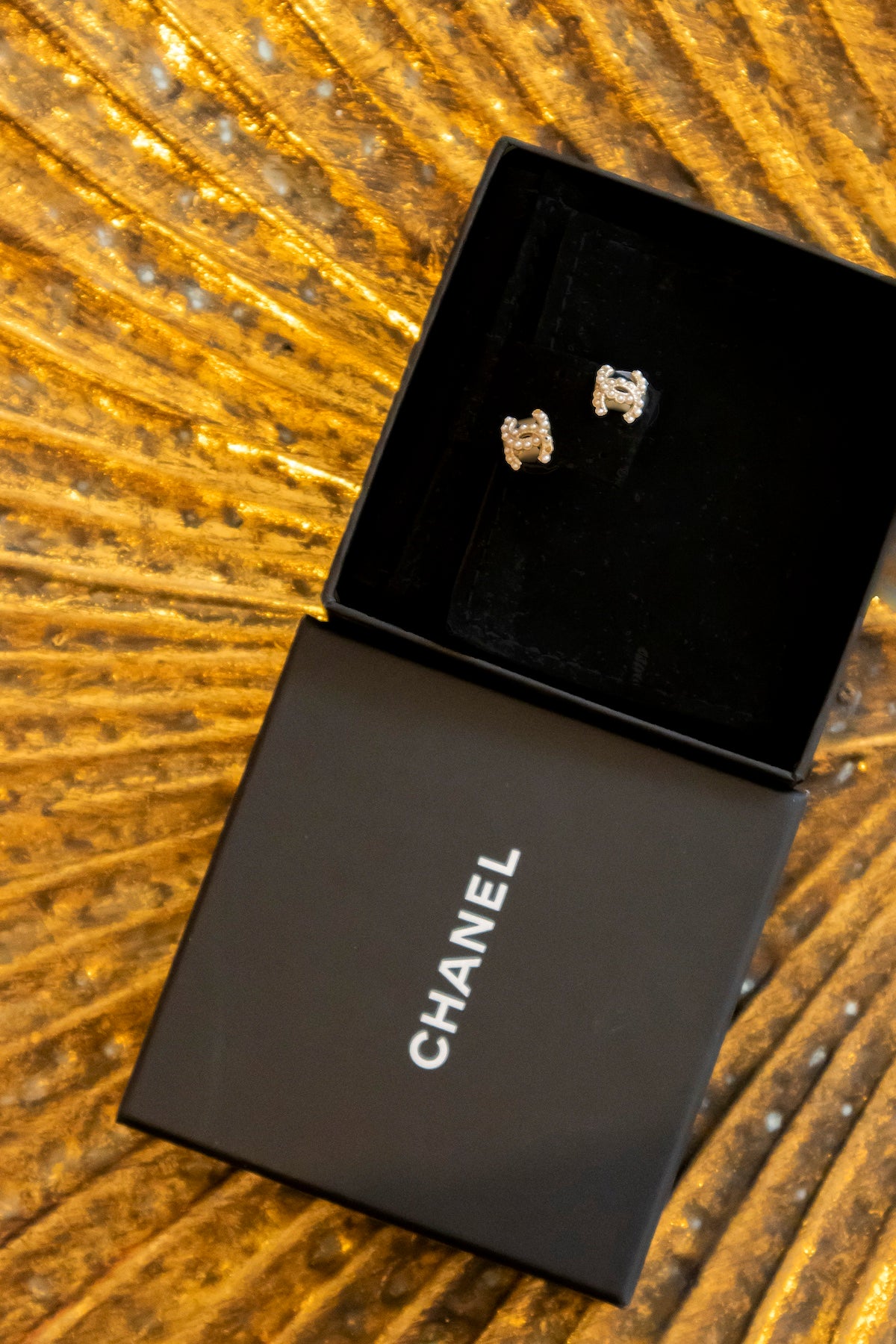 Chanel - Petit CC Ohrstecker mit Perlen