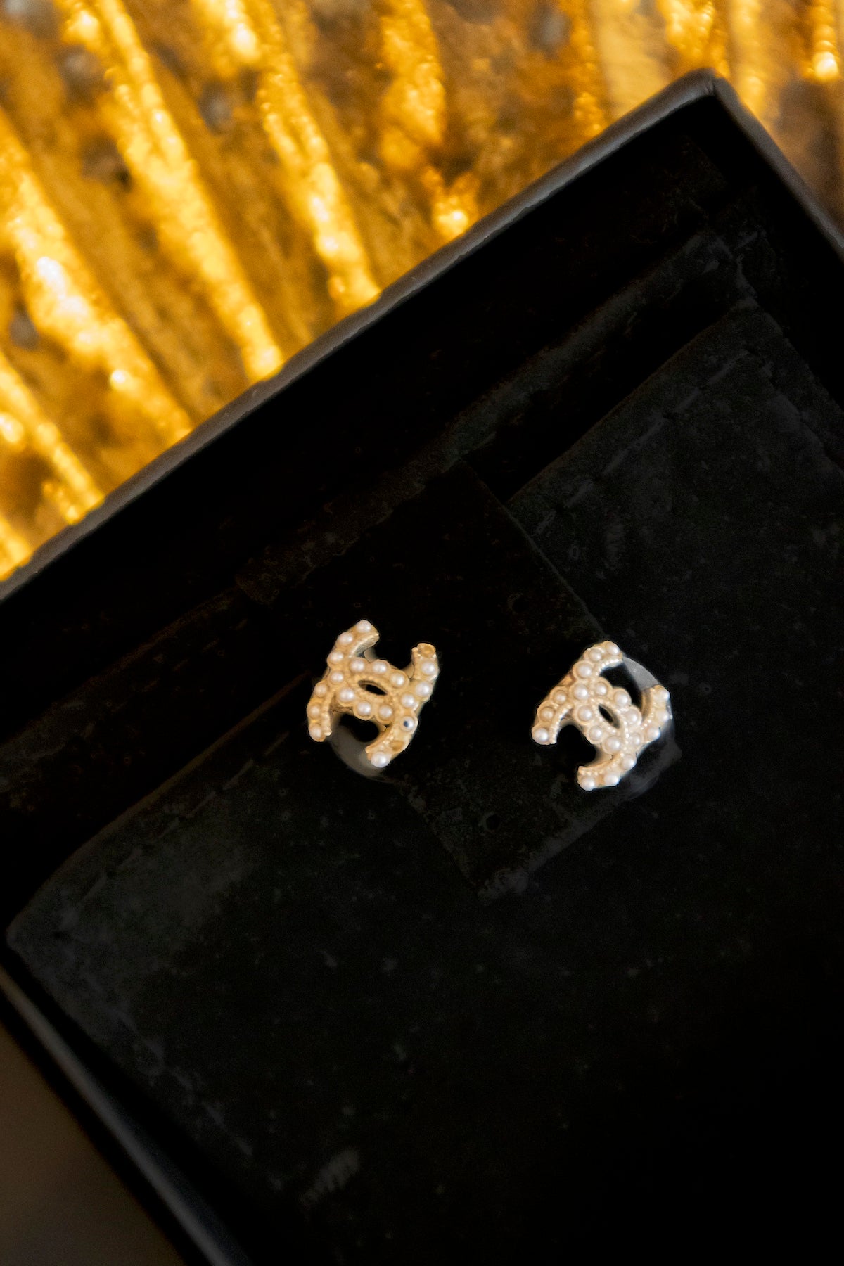 Chanel - Petit CC Ohrstecker mit Perlen