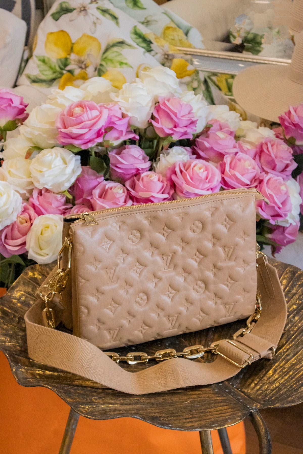 Louis Vuitton - Coussin Beige Goldene Hardware