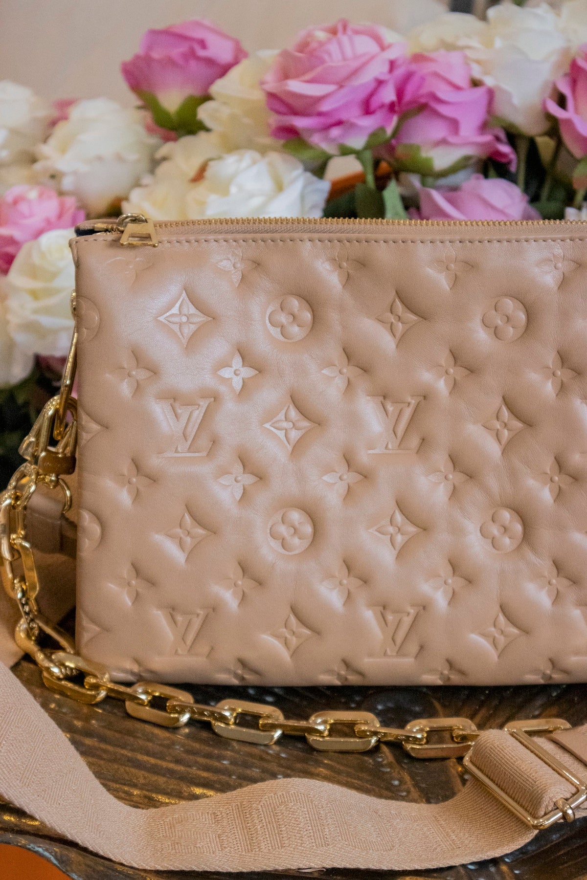 Louis Vuitton - Coussin Beige Goldene Hardware