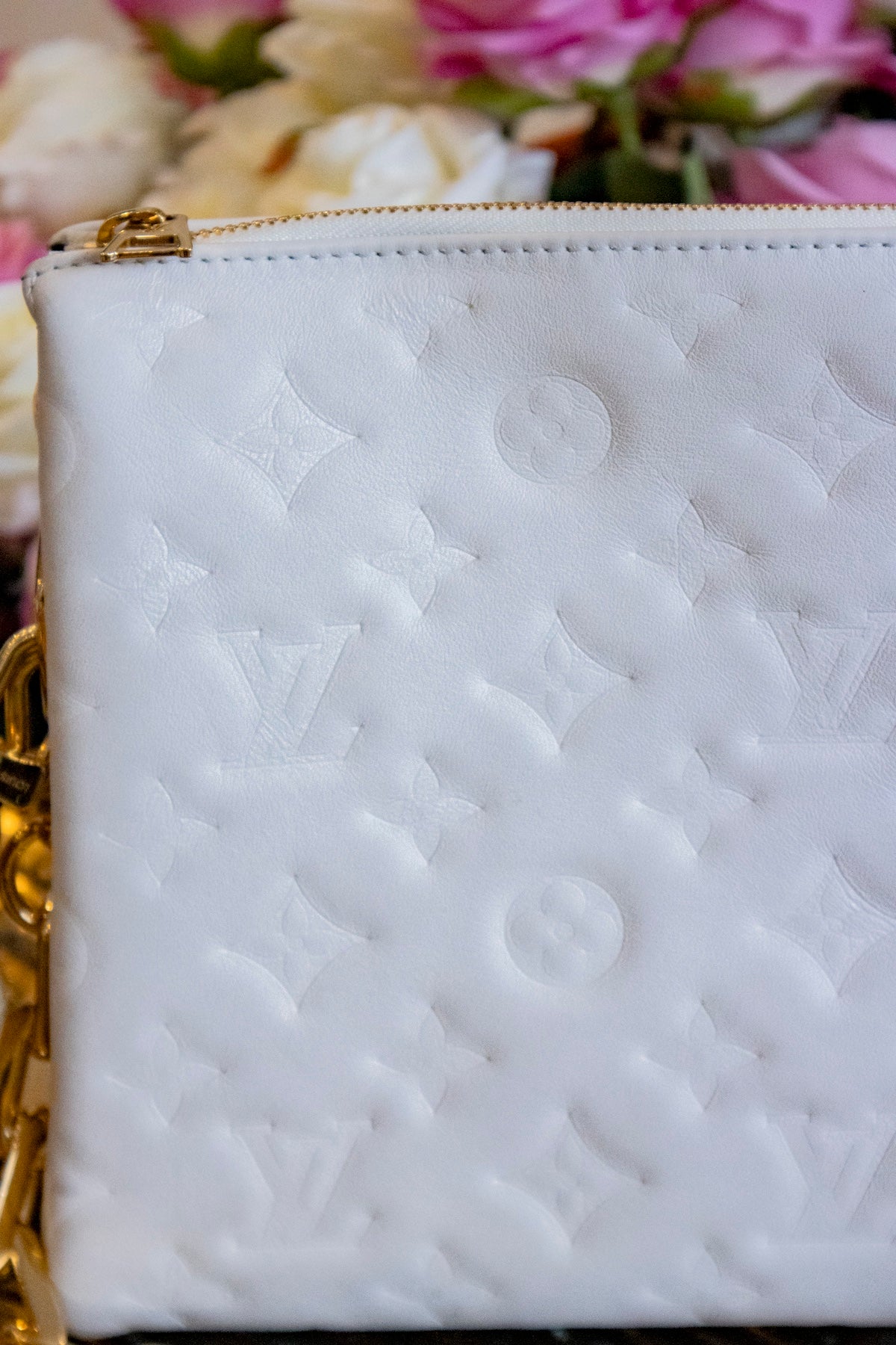 Louis Vuitton - Coussin weiss Lammleder Monogram Motiv