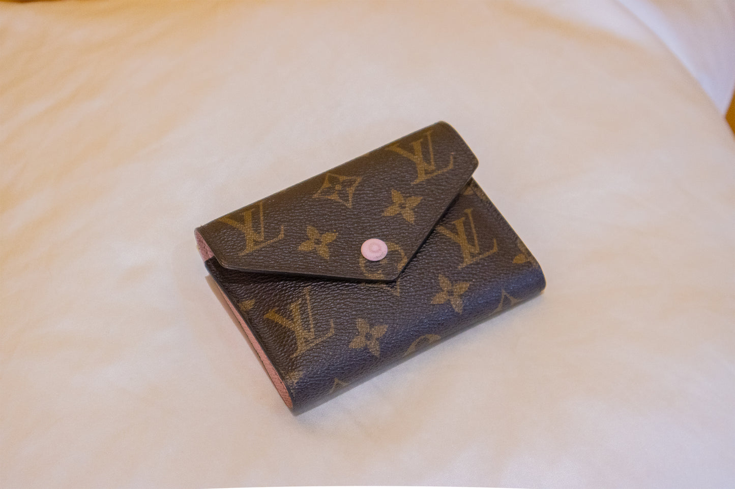 Louis Vuitton - Victorine Geldbörse Monogram Rosa