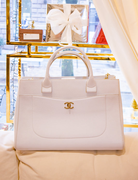 Chanel - Handtasche aus Leder in Weiß